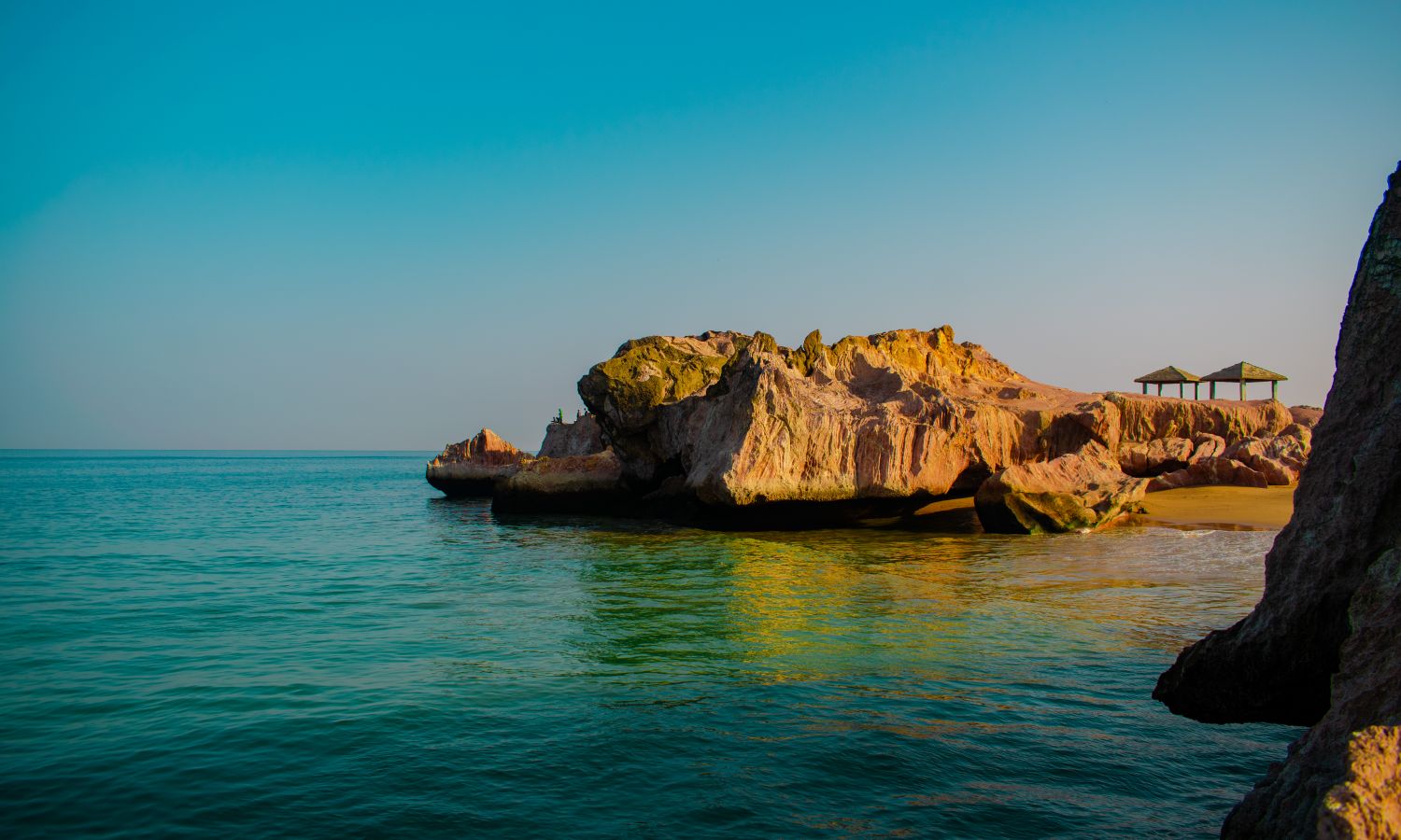 صخرههای ساحل آبی در جنوب ایران